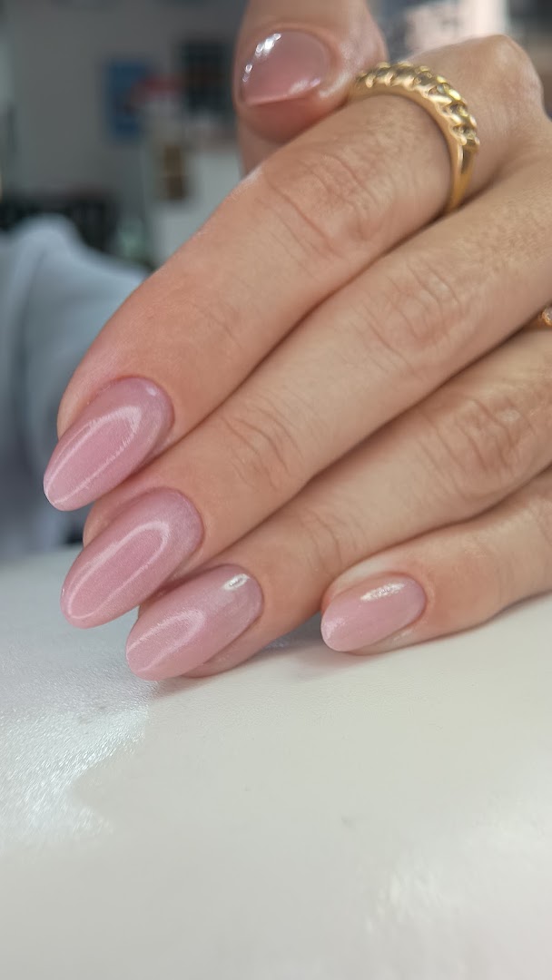 Unhas feitas em esmaltação nude