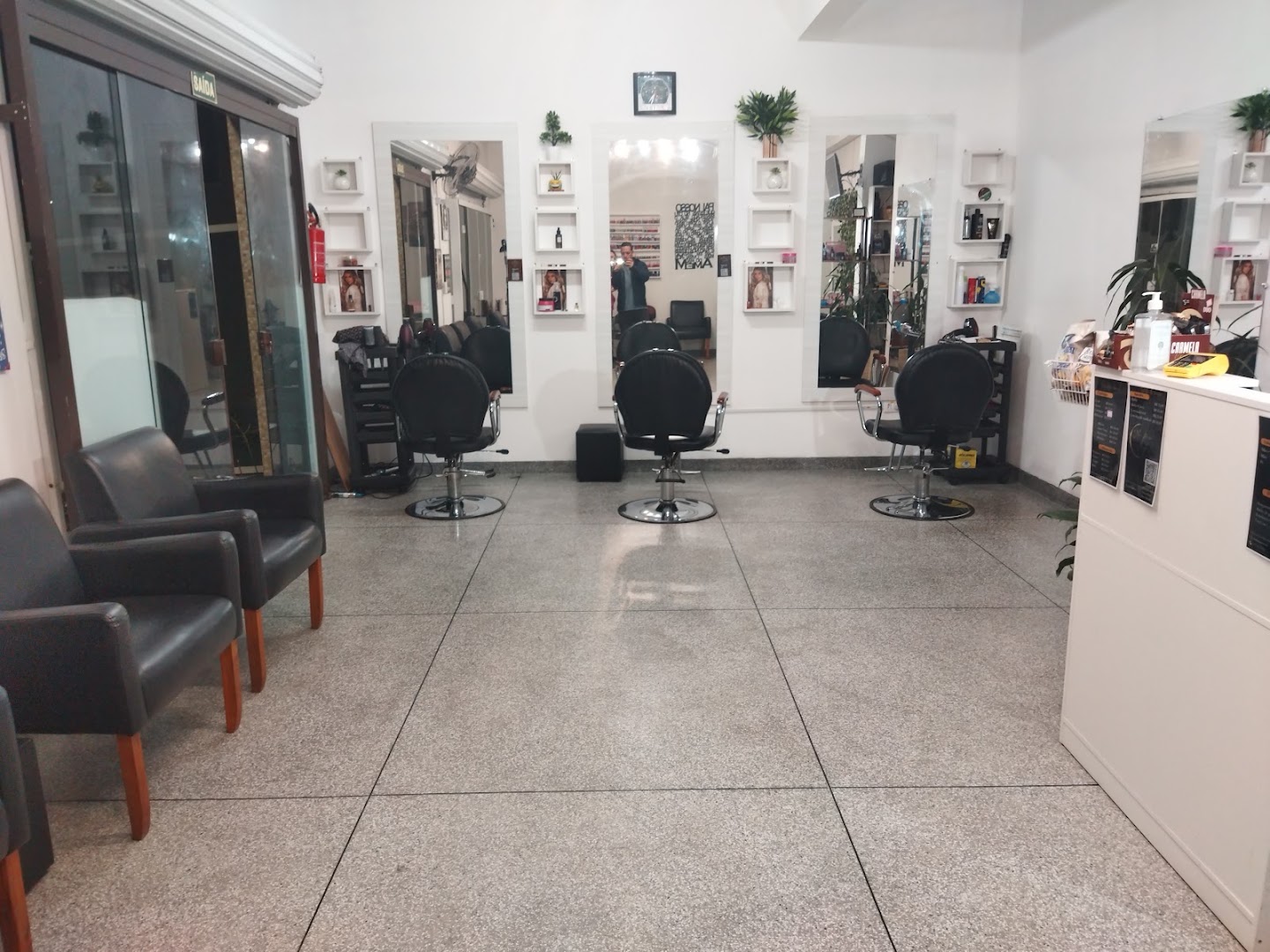 Salão do Stilo Hair com as cadeiras de atendimento e os espelhos